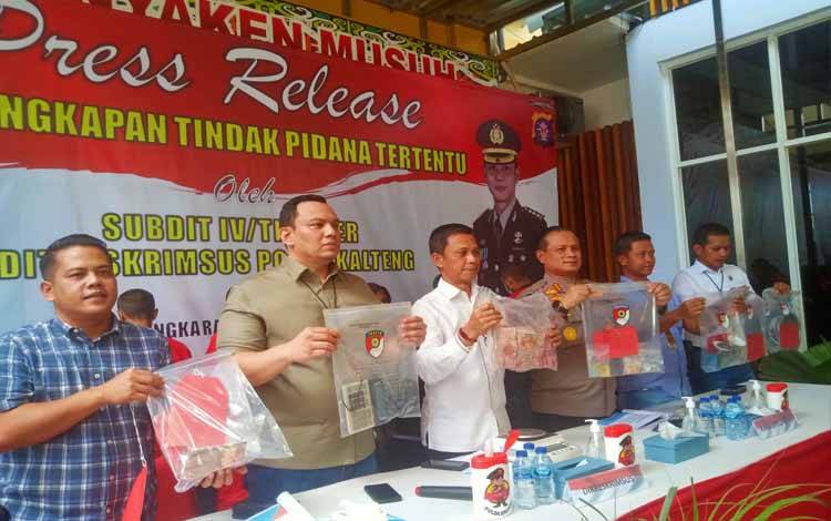 Polda Kalteng Tangkap 9 Tersangka PETI, Polisi Sita 1,3 Kg Emas dan Uang Rp 235 Juta
