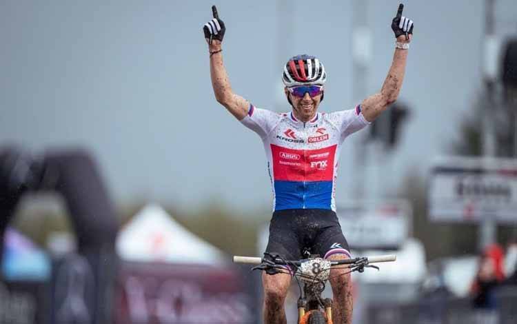 Perhelatan kejuaraan mountain bike. Peserta kejuaraan UCI MTB Eliminator World Cup 2022 sudah diperbolehkan untuk menjajal sirkuit di kompleks stadion Tuah Pahoe, Jalan Tjilik Riwut km 5 Kota Palangka Raya. (FOTO: IG/MTB_NMNM)