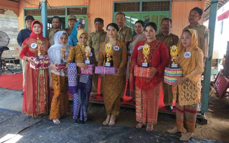 Pertemuan TP PKK Kecamatan Kapuas Kuala Diwarnai Dengan Lomba Busana Kebaya