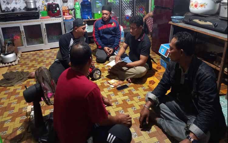 Sejumlah anggota Polsek Jaya Karya saat meringkus bandar judi online di Samuda