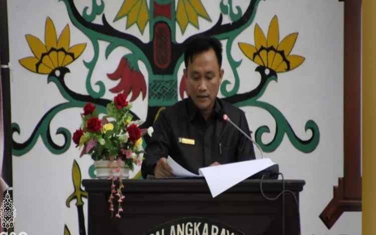Anggota Komisi B DPRD Palangka Raya, Jhony Arianto Satria Putra saat paripurna masa sidang I. (FOTO: HUMAS DPRD)