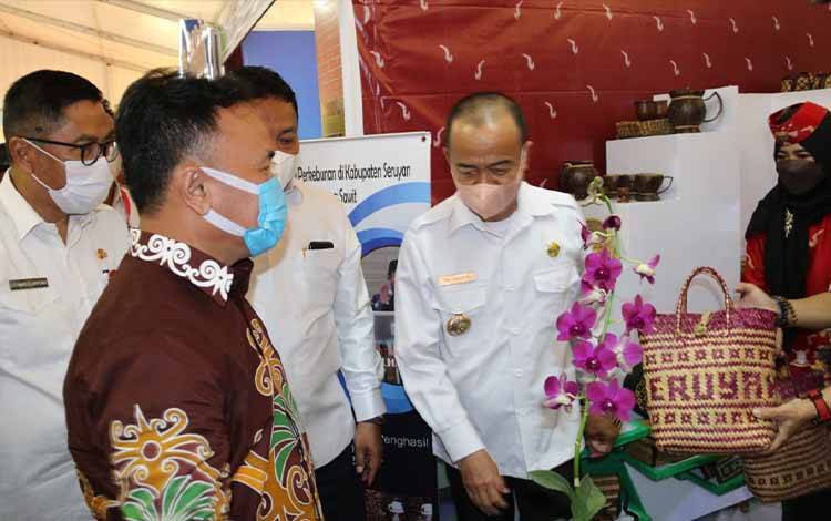 Gubernur Kalteng Kunjungi Stand Seruyan di Pameran Borneo Forum ke V  ?