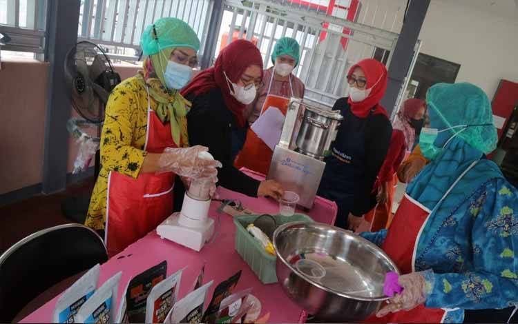Ibu-Ibu di Kelurahan Palangka Dilatih Olah Makanan Serba Ikan