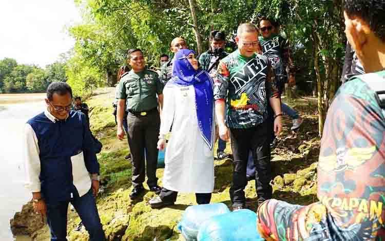 Ikatan Motor Besar Indonesia Tabur 3.000 Bibit Ikan di Sungai Kahayan