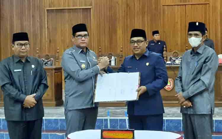 Ketua DPRD Kobar M Rusdi Gozali dan Pj Bupati Kobar Anang Dirjo tunjukkan tanda tangan kesepakatan dokumen Perubahan APBD 2022