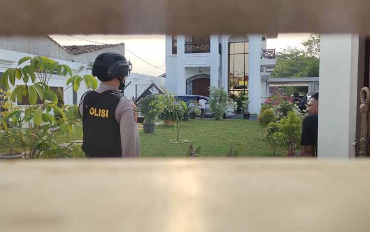 KPK Amankan Rp 2,5 Miliar dari Rumah Rektor Unila dan Pihak Lainnya