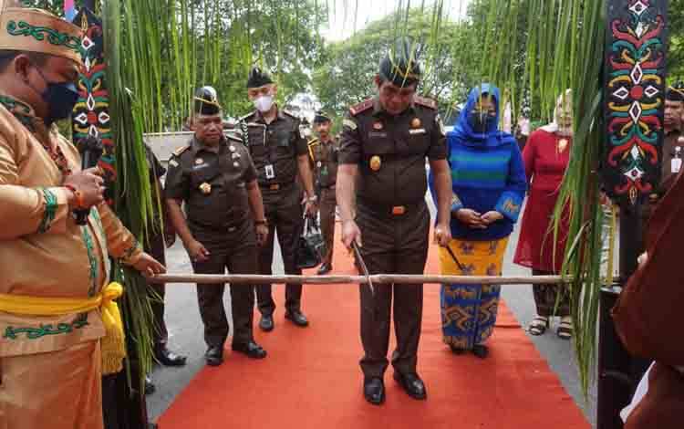 Tarian Adat Dayak Sambut Kedatangan Kejati Kalteng Pathor Rahman