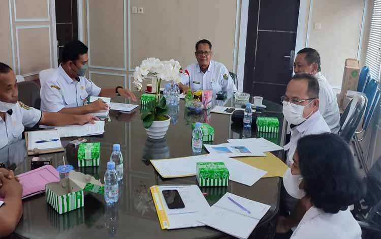 Kadislutkan Provinsi Kalteng, Darliansjah saat memimpin rapat bersama Kadis Perhubungan dan Perikanan Kabupaten Katingan di ruang pertemuan Dislutkan Kalteng. (FOTO: MMC KALTENG)