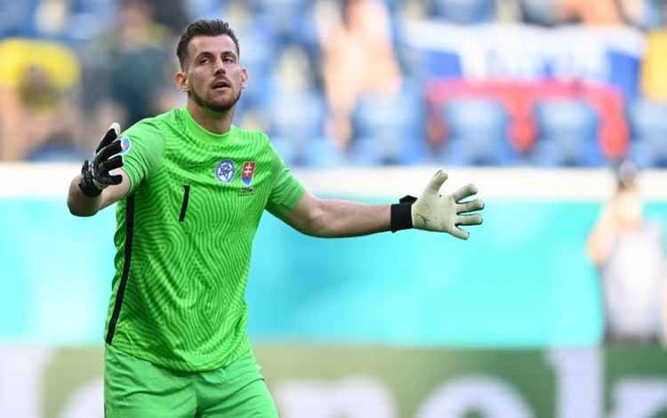 Kiper timnas Slovakia yang juga penjaga gawang Newcastle United saat pertandingan Gru pE EURO 2020 antara Swedia dan Slovakia di Stadion Saint Petersburg di Saint Petersburg pada 18 Juni 2021. (AFP/KIRILL KUDRYAVTSEV)