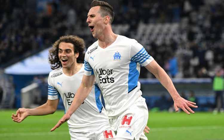 Pemain Marseille Arkadiusz Milik (kanan). (AFP/NICOLAS TUCAT)