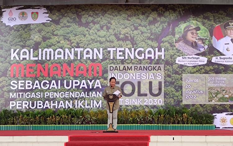 Sekertaris Direktorat Jendral Planologi Kehutanan dan Tata Lingkungan (PKTL), Hanif Faisol Nurofiq saat kegiatan Kalteng menanam pohon di Halaman GOR Indoor Palangka Raya, Jumat 26 Agustus 2022. (FOTO: HERMAWAN)