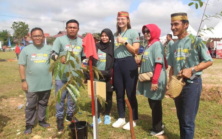 Penanaman pohon dalam kegiatan Kalteng Menanam di halaman GOR Indoor Jumat 26 Agustus 2022. (FOTO: DOK PRIBADI/FATUR)