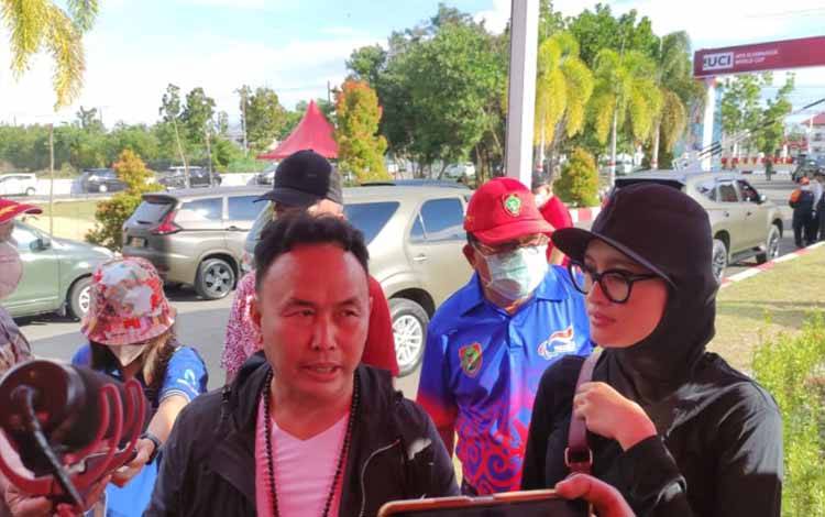 Gubernur Kalteng, Sugianto Sabran saat diwawancarai awak media di halaman Stadion Tuah Phaoe, Kota Palangka Raya, Jumat 26 Agustus 2022 (FOTO : NOPRI)