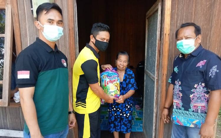10 Warga Petak Bahandang Dapat Bantuan Sembako dari Satres Narkoba Polres Gunung Mas