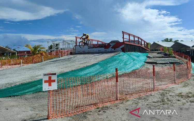 Atlet Mancanegara Akui Trek Lompatan Arena UCI MTB Palangka Raya Menantang