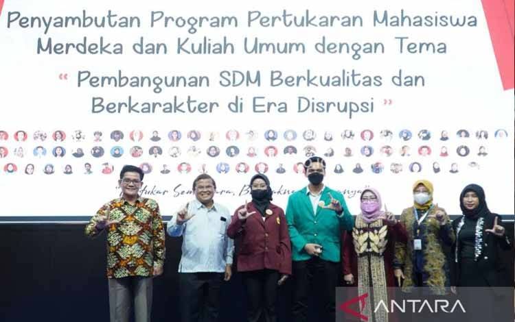 Rektor ULM Prof Sutarto Hadi saat menyambut kedatangan mahasiswa program Pertukaran Mahasiswa Merdeka (PMM). (ANTARA/Firman)