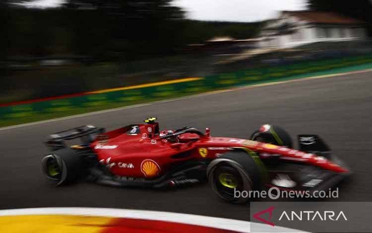 Sainz Start Terdepan GP Belgia Setelah Verstappen Terkena Penalti