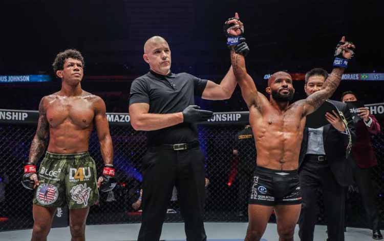 Johnson Tuntaskan Misi Pukul KO Moraes di ONE Fight Night 1