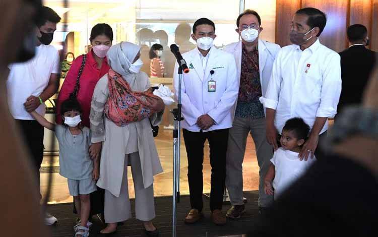 Presiden RI Jokowi dan Ibu Negara Iriana Joko Widodo menjemput cucu kelimanya yang bernama Panembahan Al Saud Nasution di RS Pondok Indah, Jakarta, Sabtu (27-8-2022). ANTARA/HO-Biro Pers Sekretariat Presiden