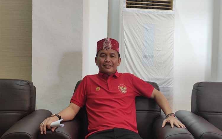 CEO Kalteng Putra, Agustiar Sabran saat konferensi pers di Stadion Tuah Pahoe. (FOTO: HERMAWAN)