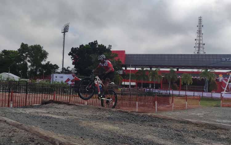 Atlet balap sepeda gunung saat menjalani sesi latihan di trek turnamen UCI MTB Eliminator World Cup 2022 Kompleks Stadion Tuah Pahoe Palangka Raya. (FOTO: HERMAWAN)