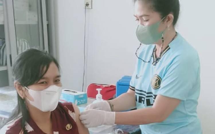 Vaksin Covid-19 Dosis Keempat Sudah Mulai Disuntikkan kepada Nakes di Gunung Mas