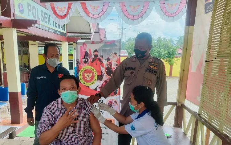 Ketua DPD PPNI Gunung Mas Ikuti Vaksin Booster Kedua di Polsek Tewah
