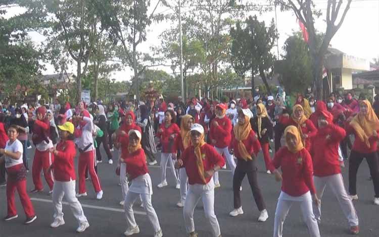 Ikiawan Kapuas Gelar Senam Bersama Masyarakat