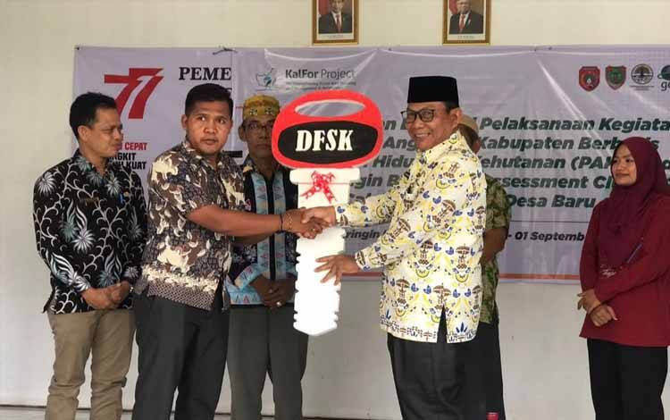 Pikap Pengangkut Sampah dari Pokir DPRD Kobar Diserahkan ke Karang Taruna Desa Riam Durian