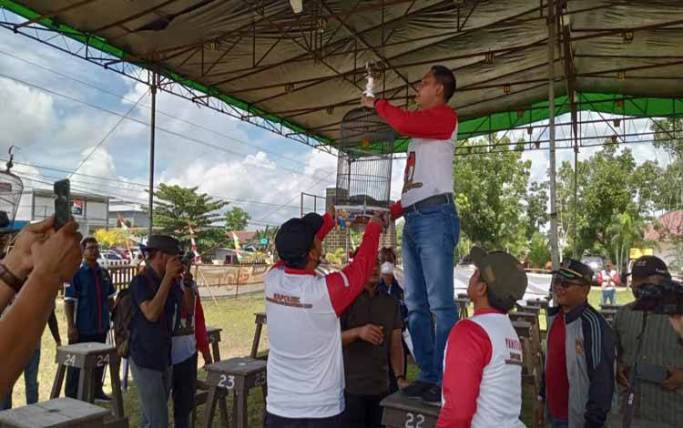 Meriahkan Hut RI ke 77, Polsek Pangkalan Banteng Gelar Festival Burung Berkicau
