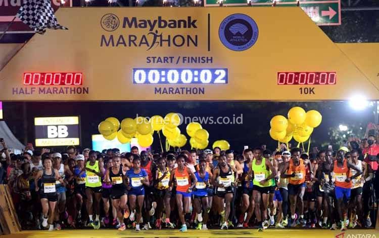 Peserta berlari meninggalkan garis start saat mengikuti nomor kategori maraton pada Maybank Marathon 2022 di kawasan Gianyar, Bali, Minggu (28/8/2022). ANTARA FOTO/Fikri Yusuf/foc.