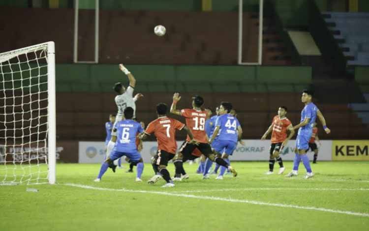 Laga antara Karo United melawan PSDS di Stadion Teladan Mesan, Minggu malam. (ANTARA/HO)