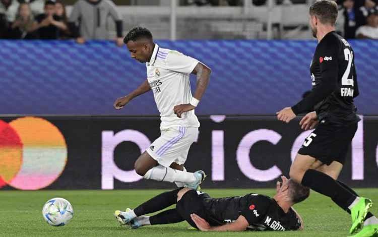Frankfurt Atasi Bremen 4-3, Cologne Imbangi Stuttgart 0-0