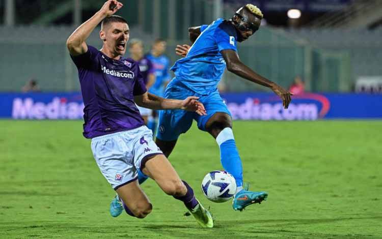 Penyerang Napoli Victor Osimhen (kanan) berduel dengan bek Fiorentina Nikola Milenkovic dalam pertandingan Serie A Italia antara Fiorentina dan Napoli di Stadion Artemio-Franchi di Florence, Tuscany, Italia, 28 Agustus 2022. ANTARA/AFP/ALBERTO PIZZOLI