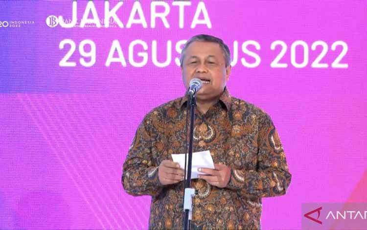 Gubernur Bank Indonesia Perry Warjiyo dalam peluncuran Kartu Kredit Pemerintah Domestik (KKP Doemstik) di Jakarta, Senin (29/8/2022). (ANTARA/AstridFaidlatulHabibah)