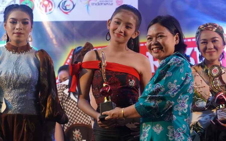 Penyerahan piala kepada pemenang Ethnic Fashion Contest 2 di Jalan Imam Bonjol Kota Palangka Raya. (FOTO: MMC KALTENG/AGUNG)
