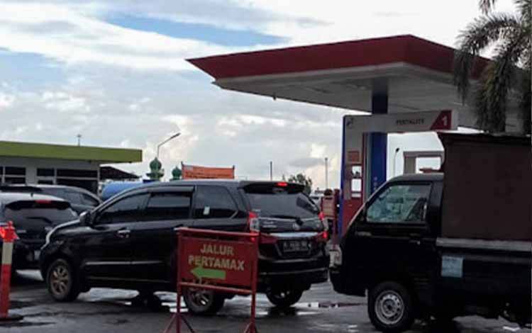 Jelang Naiknya Harga BBM, Antrean Kendaraan Mulai Padati SPBU di Kobar