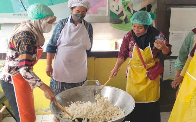 Pelatihan Pembuatan Amplang Sasar Warga Kelurahan Marang