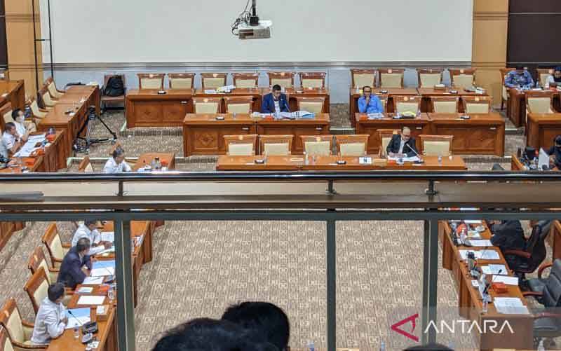 Rapat Kerja Komisi III DPR RI dengan Menteri Pemuda dan Olahraga (Menpora), Menteri Hukum dan HAM serta PSSI di Ruang Rapat Komisi III DPR RI di Kompleks Parlemen, Jakarta, Senin (29/8/2022). Rapat tersebut menyepakati dua pesepak bola yaitu Jordi Amat dan Sandy Walsh menjadi warga negara Indonesia. (FOTO : ANTARA/Michael Siahaan)
