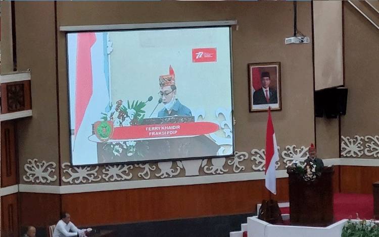 Anggota DPRD Kalteng, Ferry Khaidir saat menyampaikan pemandangan umum fraksi PDIP terhadap 3 raperda salah satunya pajak dan restribusi pada Rapat Paripurna DPRD Kalteng ke-9 masa persidangan II tahun sidang 2022. (FOTO: DONNY D)