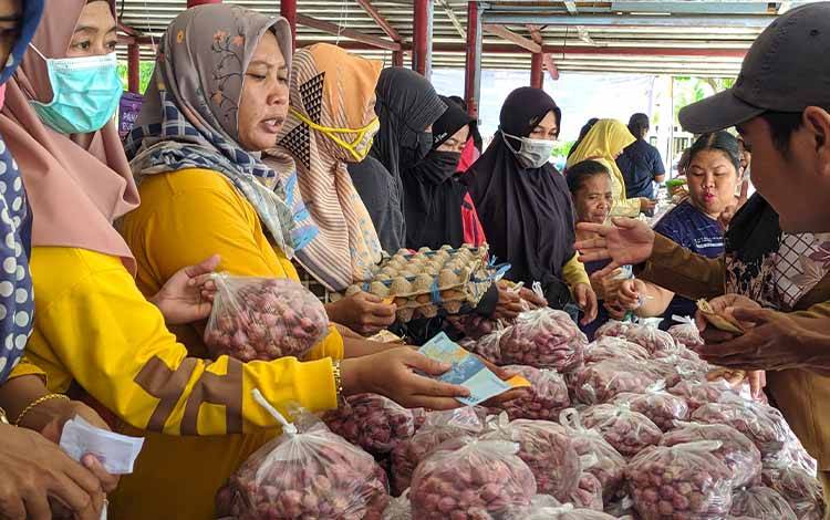 Sejumlah warga saat berbondong-bodong membeli bawang di pasar murah yang dilaksanakan di Pasar Eks Bioskop Mentaya, Selasa, 30 Agustus 2022. (FOTO: HAMIM)