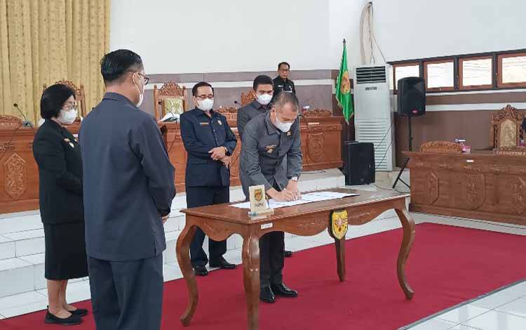 Bupati Gunung Mas Tanda Tangani Kesepakatan Bersama dengan DPRD