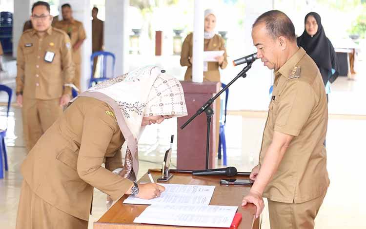 Bupati Seruyan Lantik Pejabat Struktural dan Pj Kades