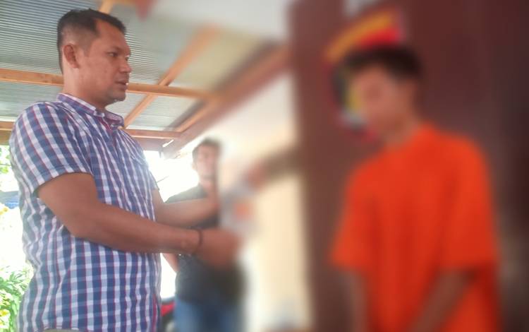 Kasatreskrim Polresta Palangka Raya Kompol Ronny M Nababan mengintrogasi pelaku, Selasa 30 Agustus 2022. (FOTO : PARLIN TAMBUNAN)