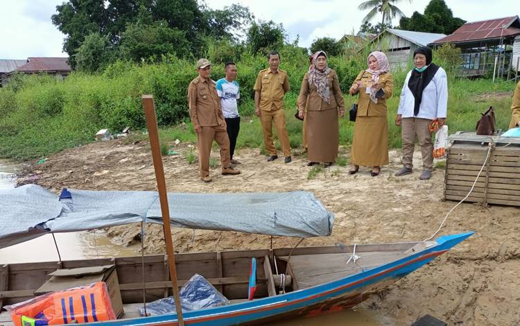 Dinas Perikanan Palangka Raya Serahkan Bantuan 3 Perahu Motor