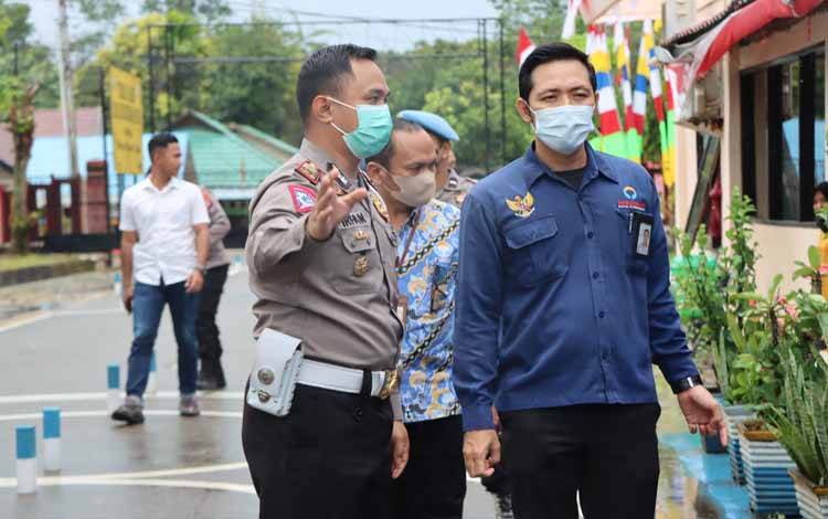 Kasatlantas Polres Barito Timur AKP Irfan Mochammad Nur Alireja memberikan penjelasan saat menerima kunjungan Tim Penilai Ombudsman RI Perwakilan Kalimantan Tengah, Selasa, 29 Agustus 2022. (FOTO: HUMAS POLRES BARTIM)
