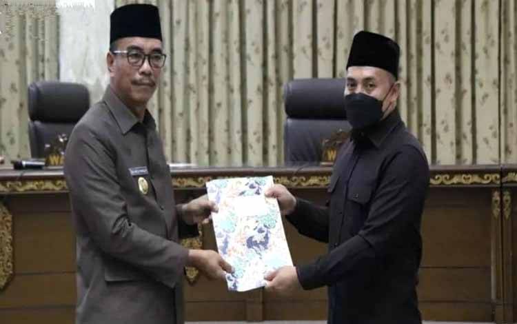 Wakil Bupati Barito Utara, Sugianto Panala Putra menyerahkan Rancangan Perubahan KUA dan PPAS 2022 kepada pimpinan DPRD pada Sidang Paripurna DPRD, Selasa 30 Agustus 2022