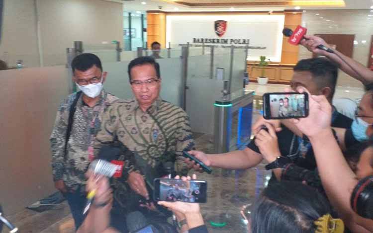 Kuasa hukum Erick Thohir, Ifdhak Kasim berikan keterangan pers di gedung Bareskrim Polri, Selasa (30/8/2022). ANTARA/Laily Rahmawaty
