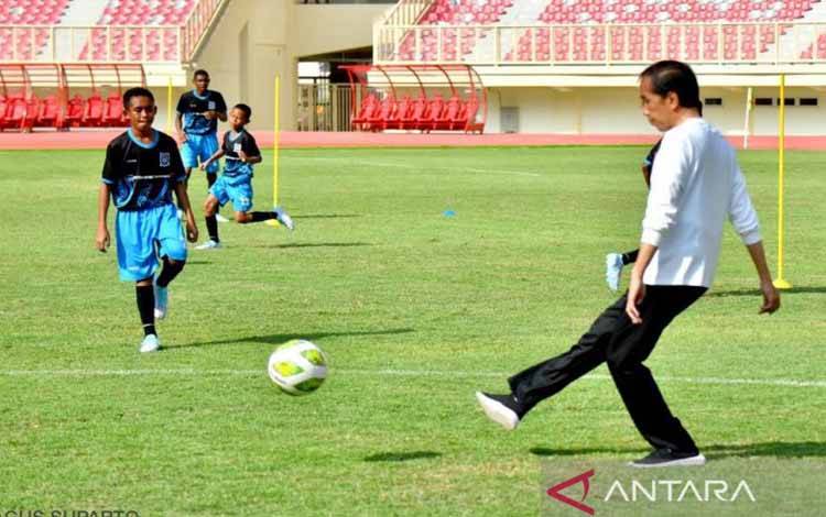 Presiden Ikut Bermain Sepakbola Bersama Talenta Papua Football Academy