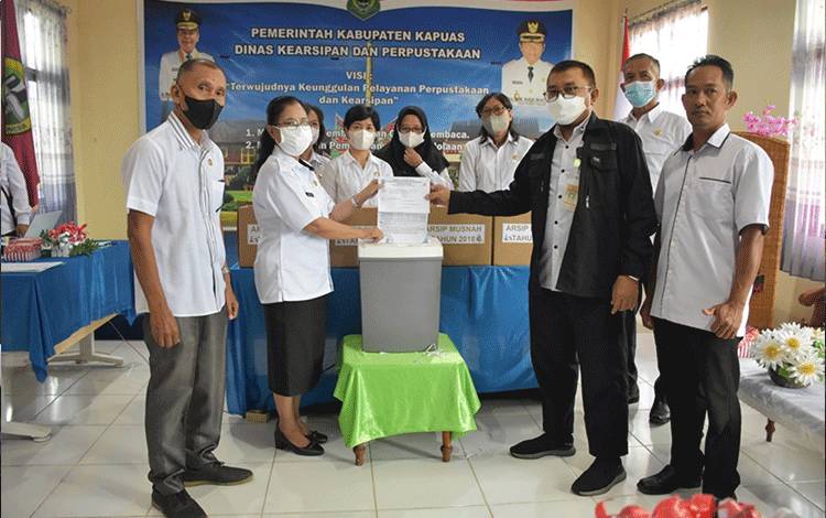 Tim Disarpustaka Kapuas Lakukan Pemusnahan Arsip Retensi di Bawah 10 Tahun